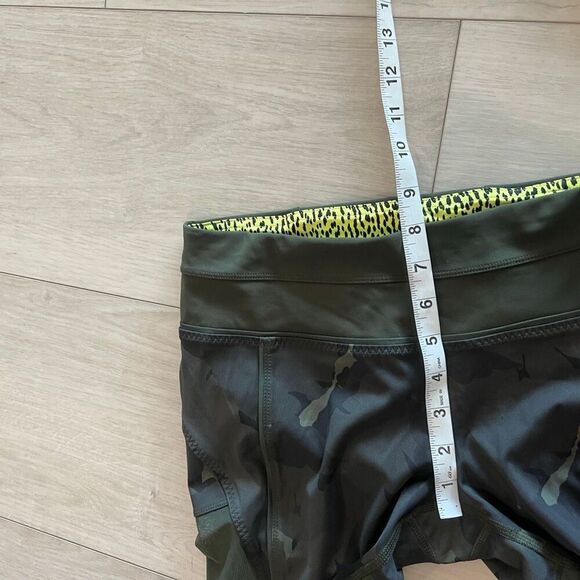 Lululemon Training Tough Crop *Full-On Luxtreme Palm Party Gator Green Black / G - Picture 4 of 12